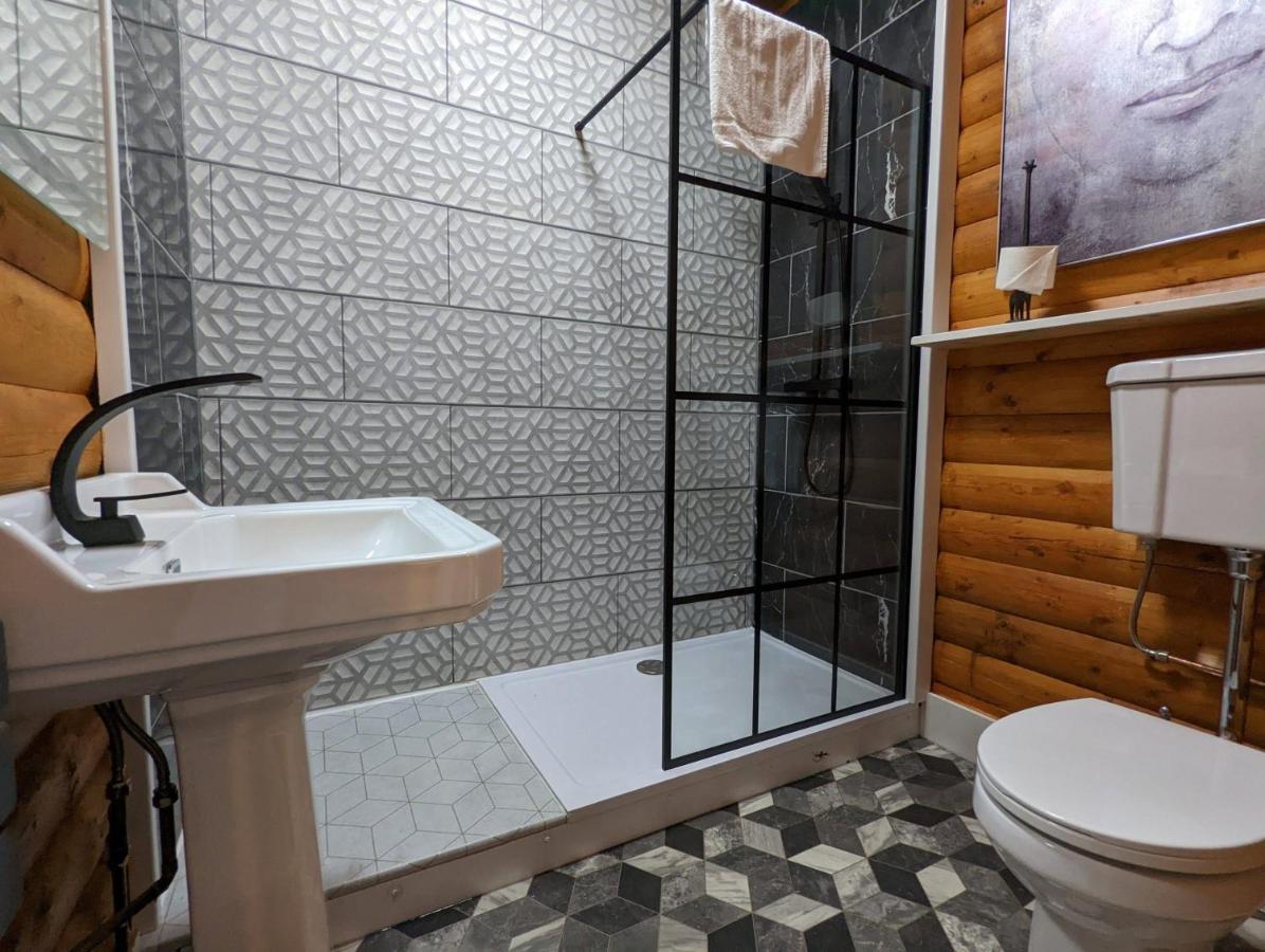 Kaoglen-Spruce-Hot Tub-Forrest Setting-Pet Friendly Villa Balnald Exterior photo